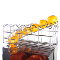 Machine à presser les oranges fraîches et utilisées professionnellement dans les boutiques de fruits
