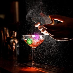 Glaçons LED activés par l'eau, à éclairage rapide ou lent, pour une ambiance romantique en bar ou en soirée - Product Image 2