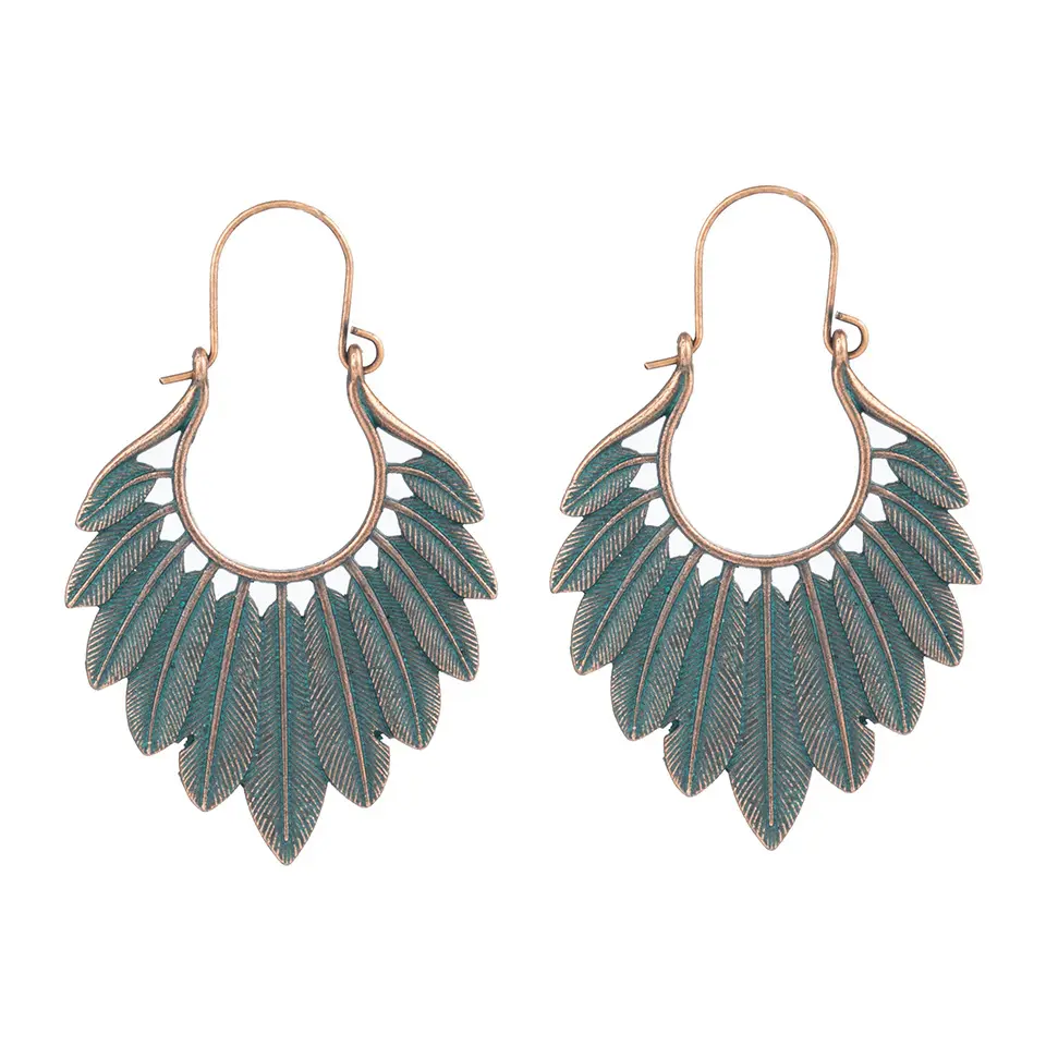 Des bijoux originaux de style ethnique faits à la main font de vieilles boucles d'oreilles feuille exotique bohème bronzées