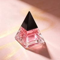 Nouvelle conception de flacon de parfum en verre transparent de luxe de forme unique, triangle, 30 ml, 50 ml, 100 ml, avec bouchon en plastique noir et vaporisateur à pompe