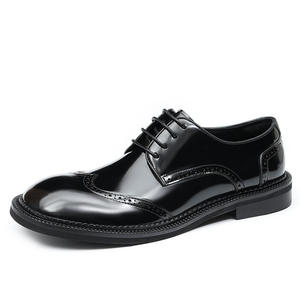 Chaussures en cuir pour hommes, style formel et professionnel, vintage et tendance, avec finition brillante et bout rond surélevé. - Product Image 5