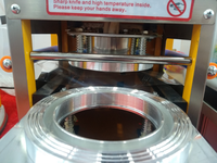 Machine de scellage de tasse de thé à bulles à grande vitesse entièrement automatique/scelleuses de table/scelleuse de tasse en plastique