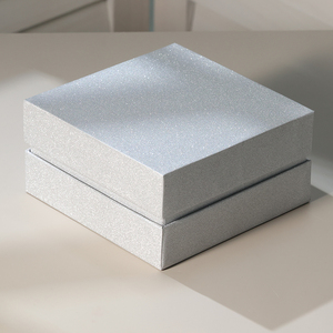 Caja de Regalo de Lujo en Forma de Libro con Papel Plateado Brillante, Cierre Magnético, Tapa Abatible y Lazo de Cinta para Joyería y Bodas - Product Image 2