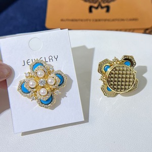 Broche de Flores Moradas de Alta Gama con Cristal de Imitación y Cierre Magnético, Accesorio para Vestidos y Trajes Versátiles - Product Image 3