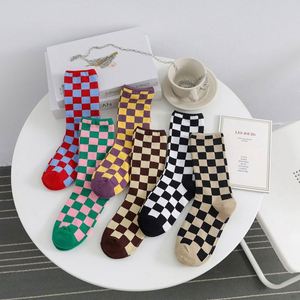 Chaussettes mi-hautes en coton à carreaux pour femme, modèle Cmax Net Red Checkerboard Sport Knitted - Product Image 2