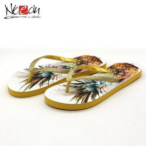 Chanclas de mujer con estampado tropical de piña de moda, con tiras brillantes, sandalias suaves para la playa, venta al por mayor, pantuflas personalizadas - Product Image 2