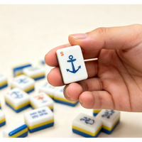 Mahjong Atelier Amalfi – Tuiles de Mahjong Américain 4 couches, bleues et jaunes, motifs Ancre et Hippocampe, pour le divertissement