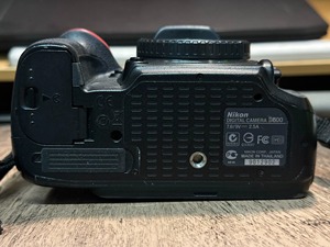 กล้อง DSLR มือสอง บันทึกวิดีโอ Full HD หน้าจอ >3 นิ้ว เซ็นเซอร์ CMOS 24MP ISO 100-6400 แบตเตอรี่ลิเธียม ช่องใส่การ์ด SD ราคาประหยัด - Product Image 4