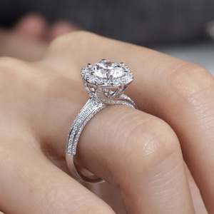 Bague de fiançailles Messi Jewelry MSR-1736 en or 18 carats avec halo de diamants de laboratoire taille ronde - Product Image 5