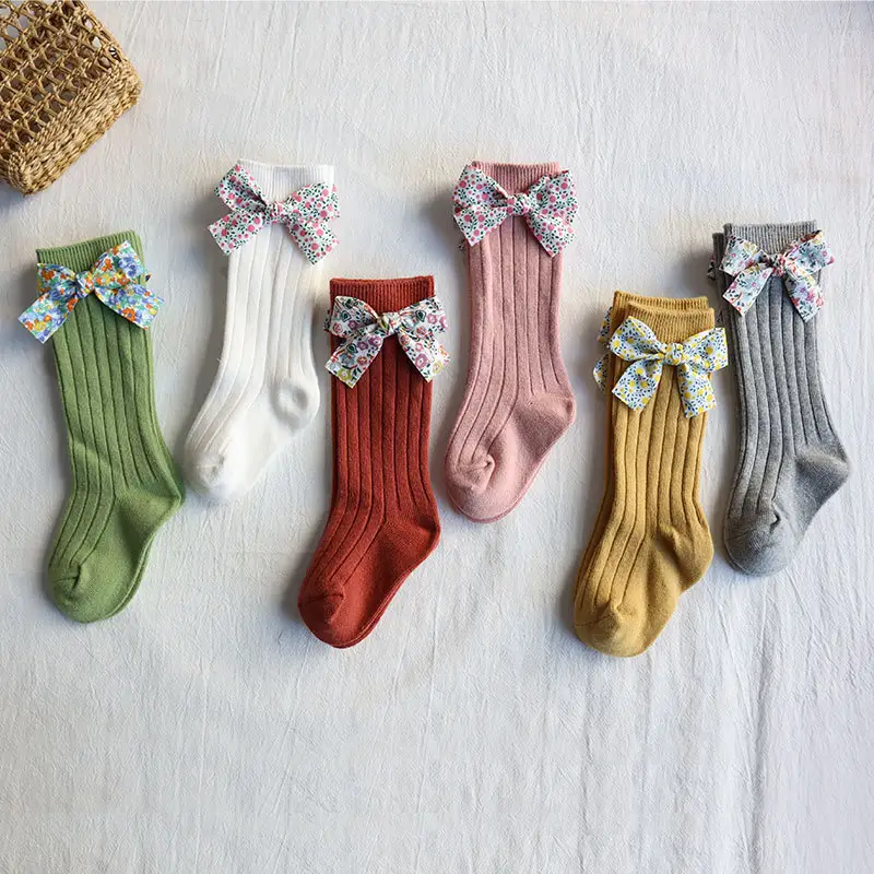 Yüksek kaliteli sonbahar çocuk çorap renkli yay bebek çorap pamuk uzun tüp güzel mutlu kız çocuk çorap