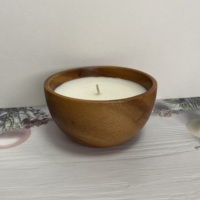 Bougie en cire de soja dans un bol en bois naturel avec orange séchée et cannelle |   Bougie artisanale écologique pour l'aromathérapie