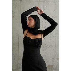 Robe de soirée élégante en satin noir, coupe fourreau, col montant, dos découpé, taille naturelle, manches longues - Product Image 3