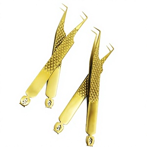 Pinzas de acero inoxidable con punta de fibra para extensiones de pestañas, diseño de agarre de diamante y base de dólar, con acabado dorado al plasma. - Product Image 1