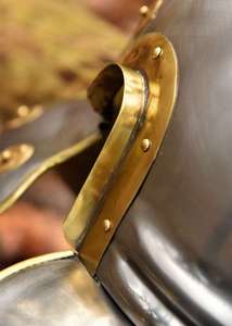 Casco Estilo Centurión Romano Plateado/Dorado Hecho a Mano con Cresta Decorativa para Eventos Históricos y Exhibiciones - Product Image 2