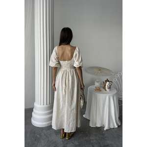 Elegante Vestido de Noche Beige Bordado de Organza sin Espalda, con Cintura Imperio y Corte en A, Hecho a Mano - Product Image 1