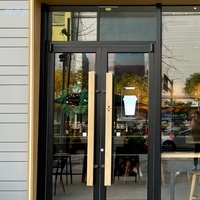 Porte extérieure commerciale en verre coloré laminé, à double charnière, avec cadre en alliage d'aluminium, idéale pour les hôpitaux et les hôtels