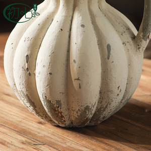 Vase en résine style Wabi Sabi avec poignée, finition antique, décoration de table pour la décoration zen de la maison - Product Image 4