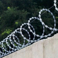 Maille de fil de fer barbelé soudée galvanisée de fil de rasoir d'anneau simple avec l'épine de lame en spirale pour la protection de prairie d'isolement de route