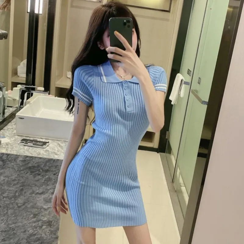 Summer New Solid Color Lapel POLO Robe à manches courtes Bouton Slim Hip Robe tricotée pour les femmes