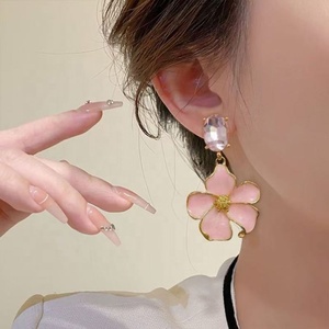 Boucles d'oreilles tendance de style rétro français, nouveau design de fleurs roses à effet goutte, douces et élégantes, en alliage de cuivre avec pierre principale en ambre - Product Image 1