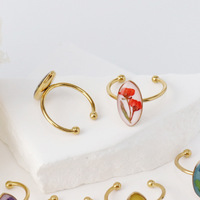 Bague ajustable en acier inoxydable plaqué or avec fleur naturelle pressée et résine ovale