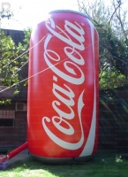 Modèle publicitaire gonflable géant personnalisé en forme de canette de soda/bouteille de boisson en aluminium pour la vente au détail, les événements éphémères, les vitrines de rue et les expositions