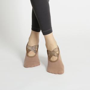 Chaussettes de yoga en coton respirantes à logo personnalisé pour femmes, antidérapantes, tricotées pour le printemps, barre, trampoline, Pilates - Product Image 1