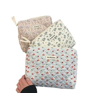 Wholesale Handmade Floral Cotton Zipper Quilted Bag Soft Cotton <b>Makeup</b> Brushes <b>Storage</b> Bag Floral <b>Makeup</b> Bag - Product Image 2