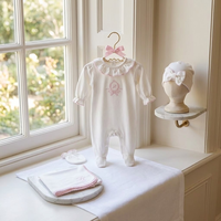 Ensemble de vêtements pour nouveau-né en coton Pima, broderie, vêtements pour bébé nouveau-né, chapeau assorti à volants, bavoir et barboteuse