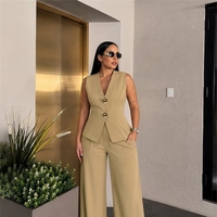 Ensemble deux pièces élégant pour femme : Gilet uni à épingle dorée et pantalon taille haute à jambes larges – Tenue de bureau professionnelle pour femme