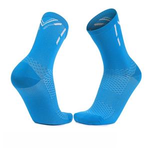 Chaussettes de cyclisme en laine mérinos avec logo personnalisé, chaussettes de sport respirantes de haute qualité pour hommes et femmes, chaussettes thermiques - Product Image 4