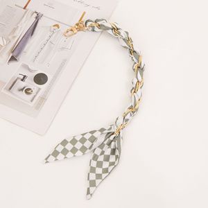 Porte-clés en soie attrayants pour femmes, ornements de sac à main, porte-clés de voiture, commande en gros - Product Image 2