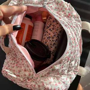 Sac de voyage matelassé <span class=keywords><strong>en</strong></span> coton pour femme, petit sac fourre-tout <span class=keywords><strong>en</strong></span> coton matelassé pour femme, mini sac de voyage <span class=keywords><strong>en</strong></span> tissu éponge pour l'extérieur, sac de voyage mini Peony - Product Image 6