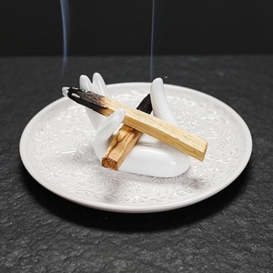Plateau en céramique en relief d'arbre de Noël avec bâtons brûlants en bois saints péruviens de sauge décor blanc rétro - Product Image 3
