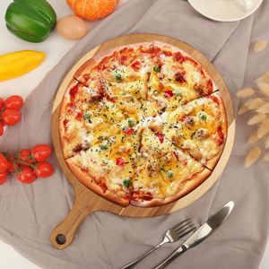 Planche à pizza en bambou avec poignée, plateau à pizza en bois pour servir et couper, design moderne et simple, matériau durable - Product Image 1