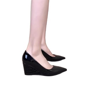 Zapatos de tacón alto con plataforma para mujer, versión de piel de oveja, que aumentan la altura, con punta poco profunda al estilo francés y diseño de una sola pieza. - Product Image 1