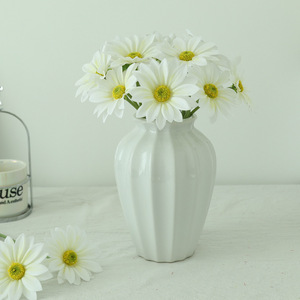 Bouquet de marguerites artificielles jaunes en soie pour la décoration de la maison et des mariages - Product Image 2