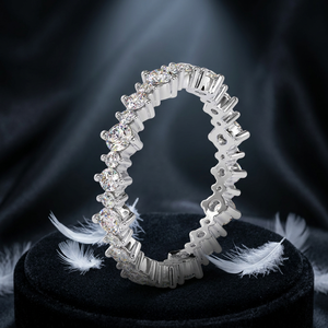 แหวนแต่งงาน D'VINS JEWELS ทองคำแท้ 14K ประดับเพชร VVS รับรองคุณภาพ ฝังแบบ Prong Setting ดีไซน์คลาสสิก ประดับเพชรแล็บเต็มวงแบบ Eternity ดีไซน์โดดเด่นไม่ซ้ำใคร - Product Image 3