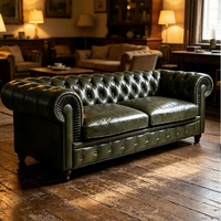 Canapé trois places de style américain vintage Chesterfield en cuir véritable, rétro, nostalgique, avec détails à languettes, finition huilée