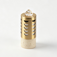 Diffuseur de parfum luxueux en métal perforé plaqué or avec base en résine, écologique et durable pour la décoration de la maison et du bureau