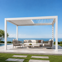 Pergola rétractable en aluminium motorisée avec toit à lames orientables, imperméable, pour jardin, terrasse, ou comme gazebo.