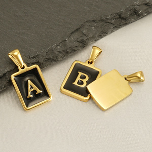 Amuleto de Letra Cuadrada Negra |   Colgante Rectangular de Acero Inoxidable Chapado en Oro PVD de 18K con Inicial del Alfabeto en Esmalte |   Resistente al agua y duradero - Product Image 2