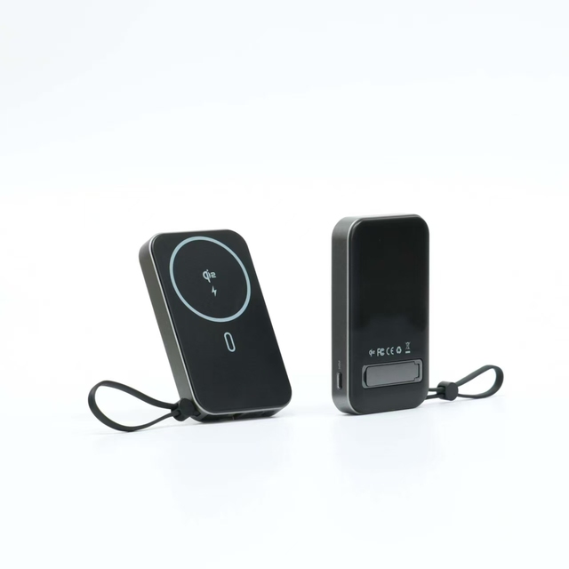 Multifunctional Built In C Line Magnetic Power Bank High Capacity Universal Mobile Device Fast Charging Battery Pack