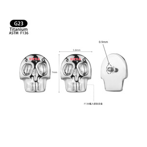Clous d'oreilles en titane motif crâne 5,8 mm x 7 mm F136 de qualité implantable pour bijoux de piercing - Product Image 1