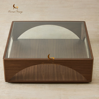 Table basse Wabi Sabi de luxe avec plateau en verre et structure en noyer massif, design minimaliste ajouré, table basse pour hall d'hôtel