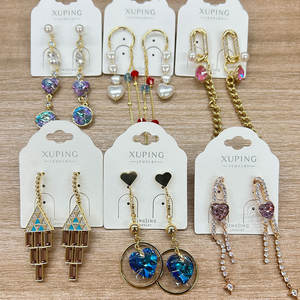 أقراط متدلية للنساء مطلية بالذهب طويلة أنيقة من حجر الكريستال الملون بسعر الجملة - Product Image 1