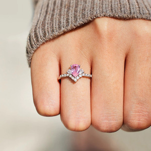 Anello di fidanzamento con diamante taglio a pera T0707 in oro massiccio 18 carati con pavé, gioielli raffinati da donna - Product Image 1