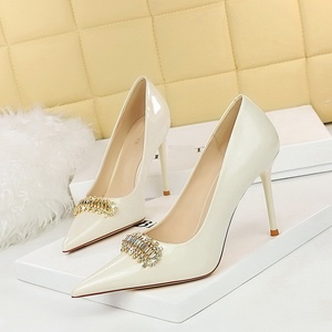 Zapatos de Fiesta de Moda 2025, Nuevos Tacones de Charol con Punta en Pico y Pedrería para Mujer - Product Image 2