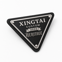 Étiquette de marque en métal de luxe personnalisée en alliage de zinc, forme triangulaire, avec support en cuir pour sac à main, étiquette métallique personnalisée