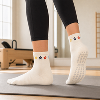 Chaussettes de yoga en coton mi-mollet personnalisables avec logo pour femmes, antidérapantes, respirantes, faible MOQ, chaussettes à grip pour yoga, pilates, fitness